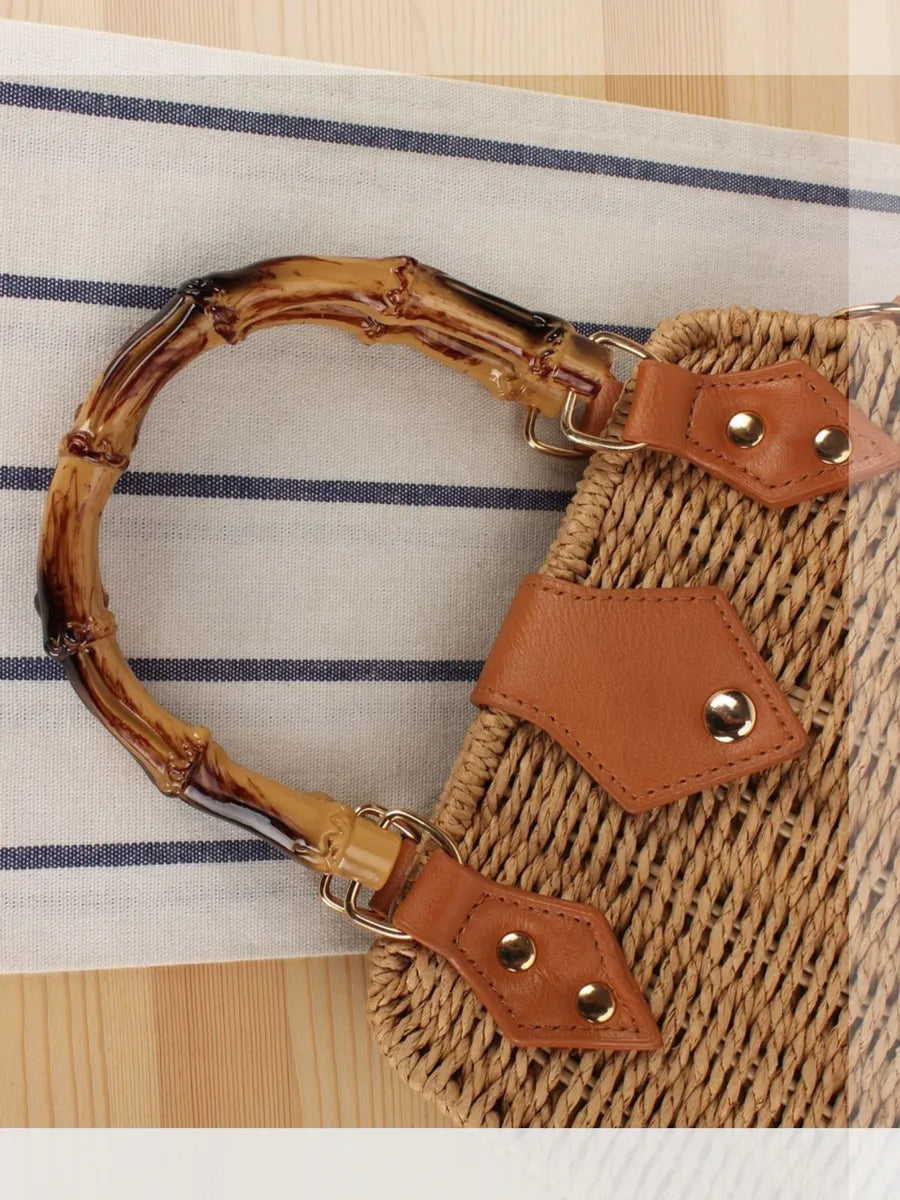 Bolsa de palha transversal e com alça de bambu