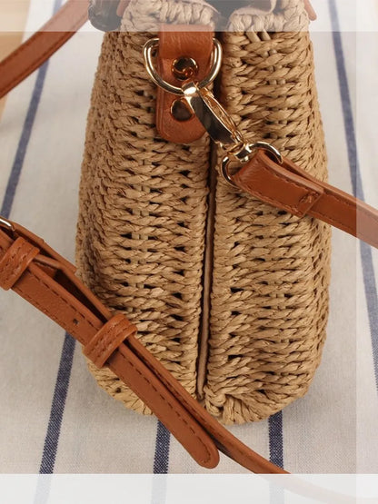 Bolsa de palha transversal e com alça de bambu
