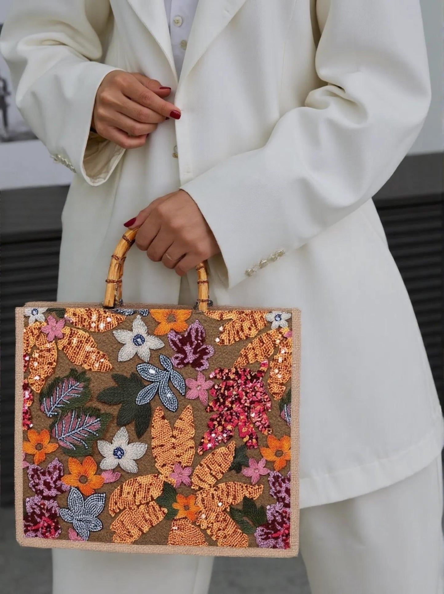 Bolsa bordada com alça de bambu