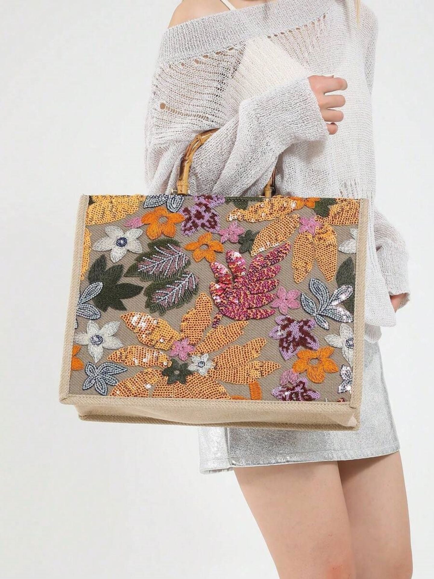 Bolsa bordada com alça de bambu