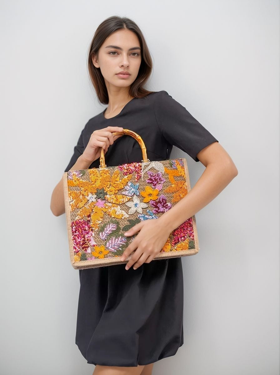 Bolsa bordada com alça de bambu