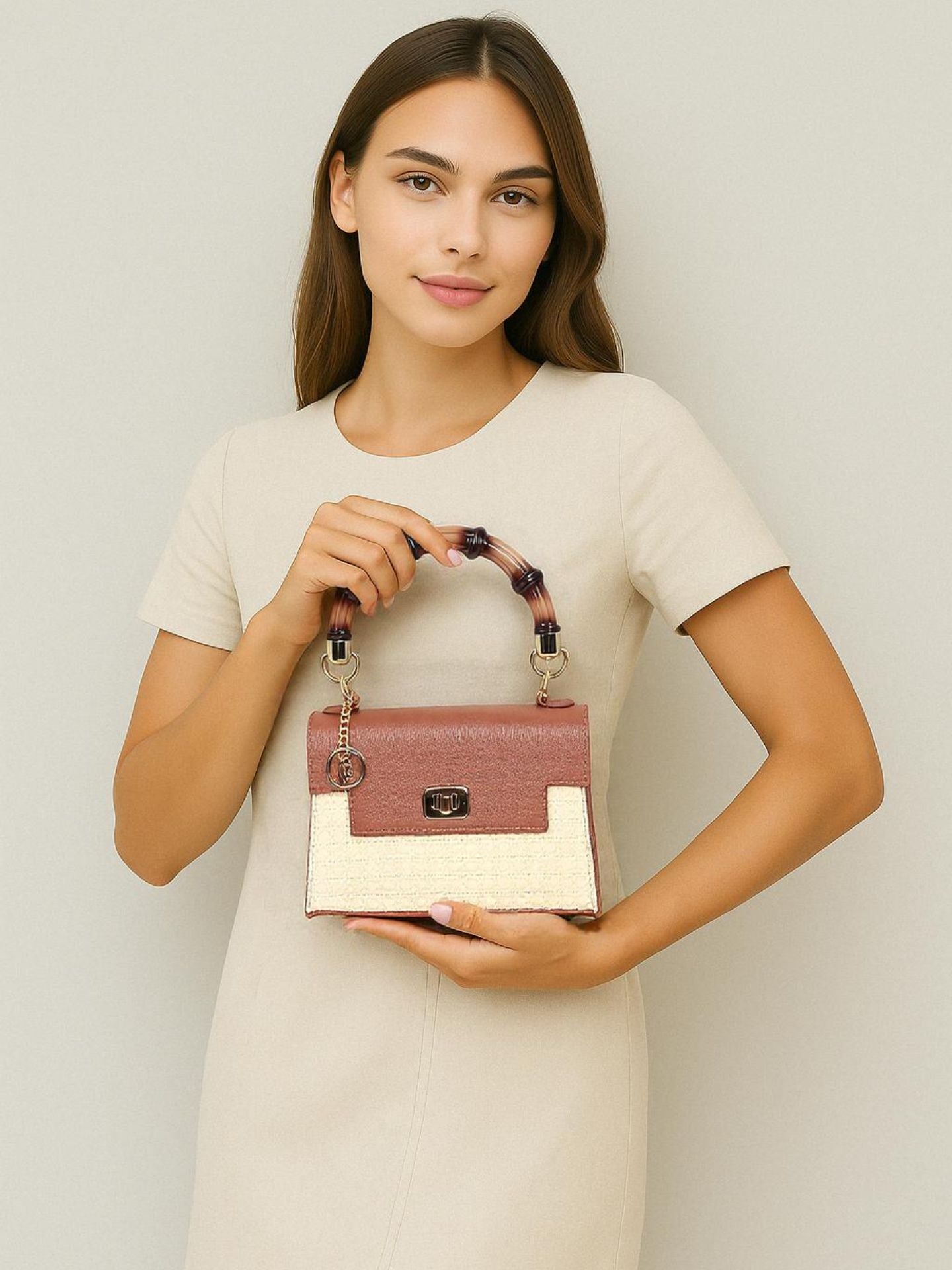 Bolsa palha e couro com alça de bambu